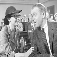 Anatomija ubojstva Muškarac sretno razgovara sa ženom u sceni iz filma na crno-bijelom tisku fotografija